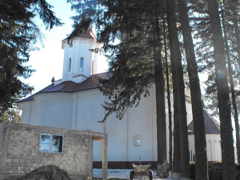 Biserica - vedere exterioară